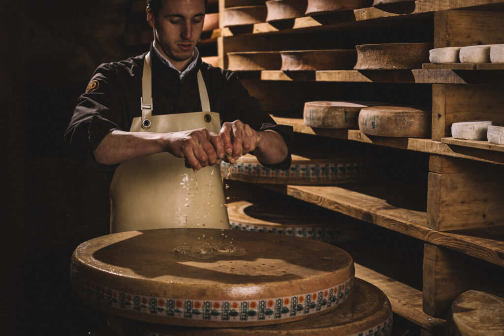 Fromager-affineur : que se passe-t-il vraiment dans une cave d’affinage ?